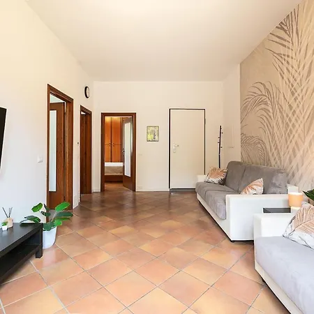 Apartment Brown Garden - Free Parking Como